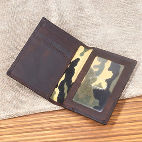 Carteira de couro com estampa camuflada interna e compartimentos para cartões.