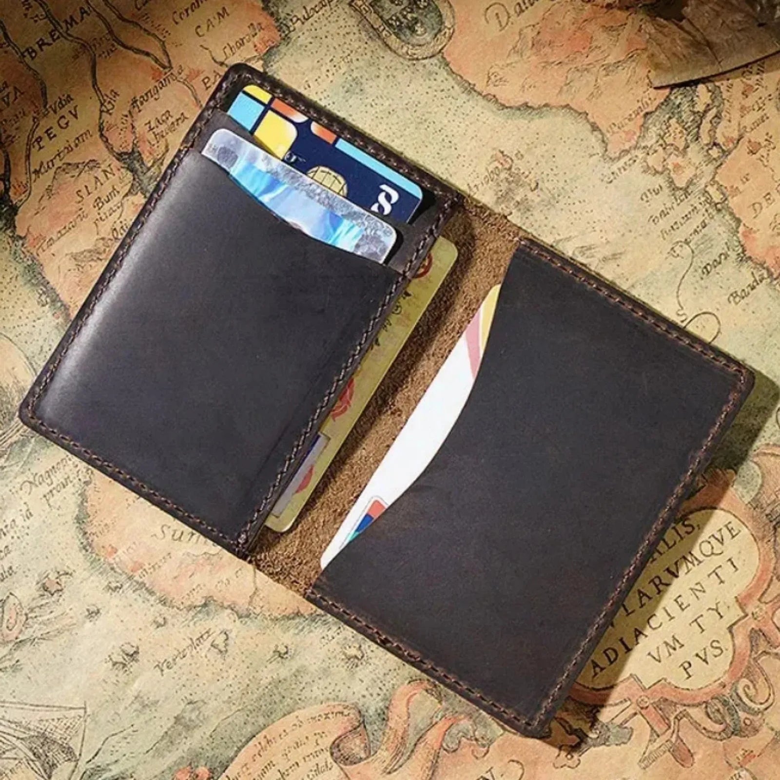 Carteira Masculina Bifold Slim em Couro Legítimo Minimalista para Cartões com Design Compacto e Elegante