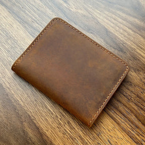 Carteira de couro marrom, design elegante e costura detalhada, ideal para presentes.