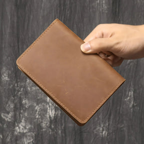 Porta-documentos de couro marrom, ideal para organização e estilo.