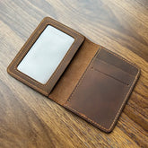 Porta-cartões de couro marrom, elegante e funcional, ideal para organização.