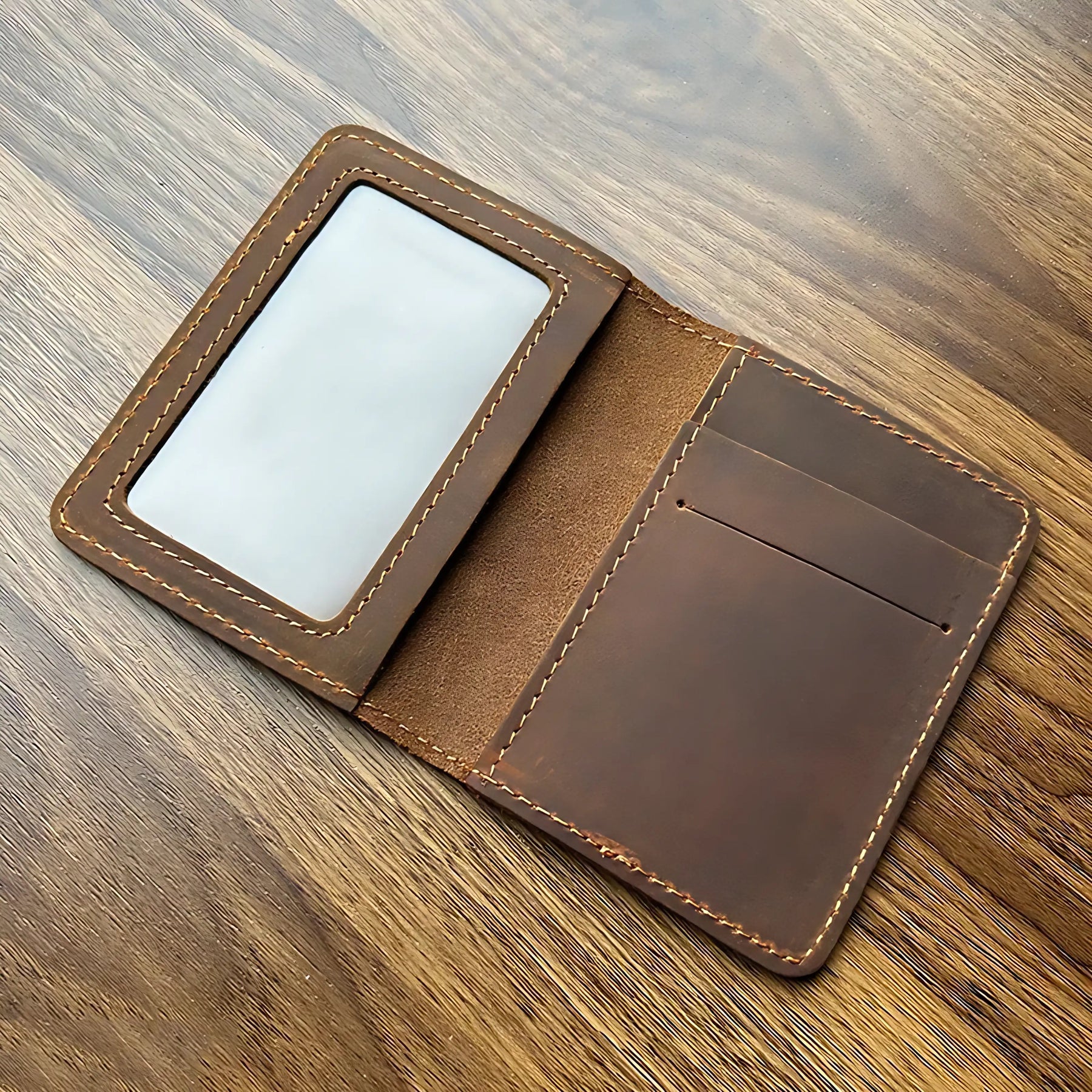Porta-cartões de couro marrom, elegante e funcional, ideal para organização.