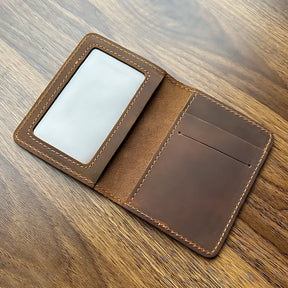 Porta-cartões de couro marrom, elegante e funcional, ideal para organização.