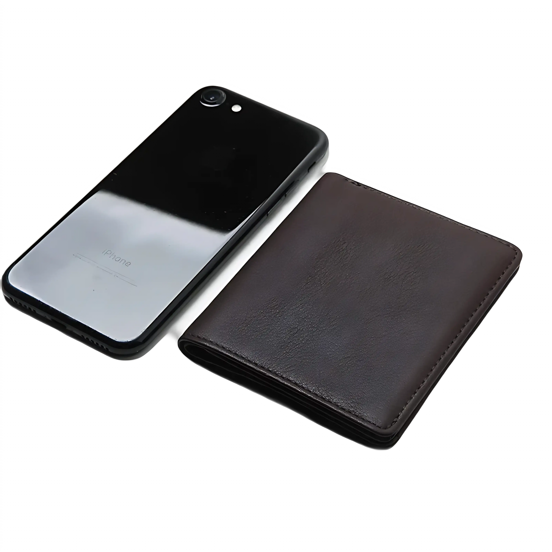 Carteira de couro marrom próxima a celular, design elegante e compacto.