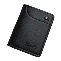 Carteira de couro preta, compacta e elegante, ideal para organização de cartões.