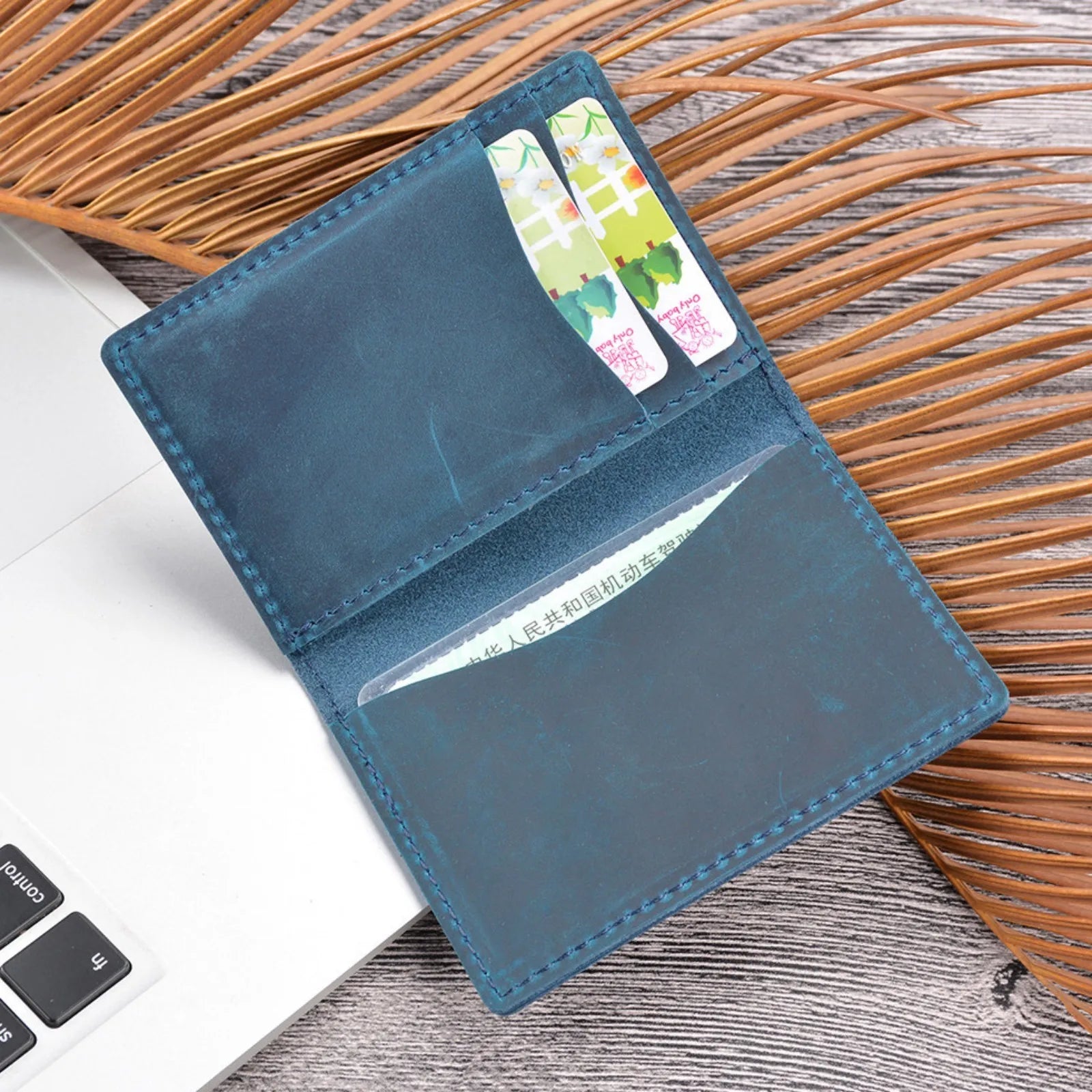 Carteira Masculina Bifold Slim em Couro Legítimo Minimalista para Cartões com Design Compacto e Elegante