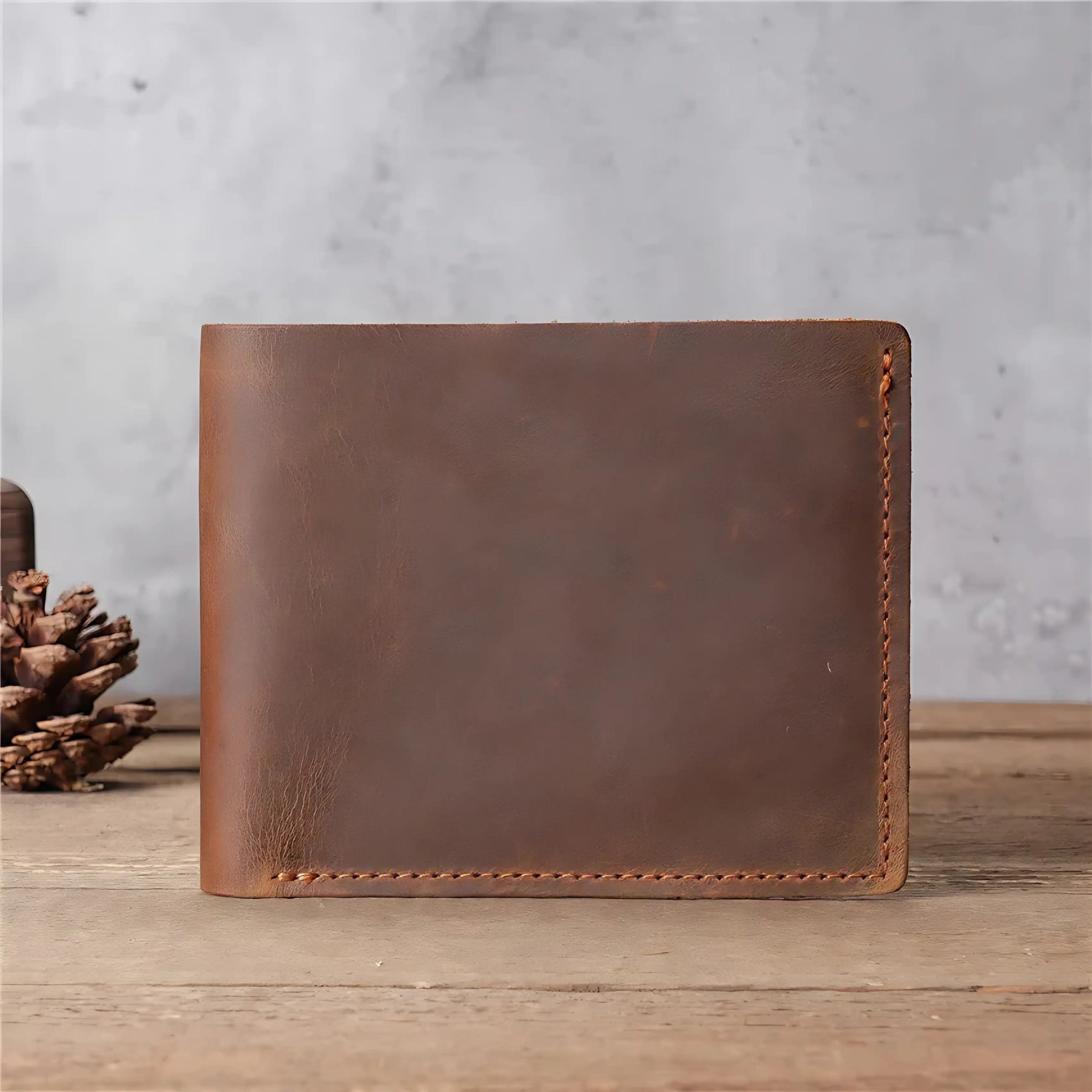 Carteira de couro marrom, elegante e resistente, ideal para homens e mulheres.