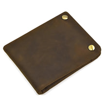 Carteira de couro marrons com botão metálico, ideal para uso diário.