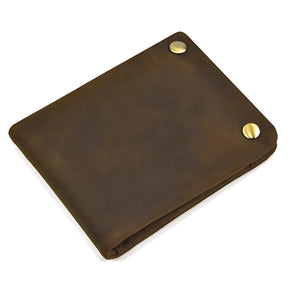 Carteira de couro marrons com botão metálico, ideal para uso diário.