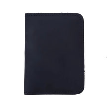 Carteira de couro sintético preta, compacta e elegante para organizar documentos.