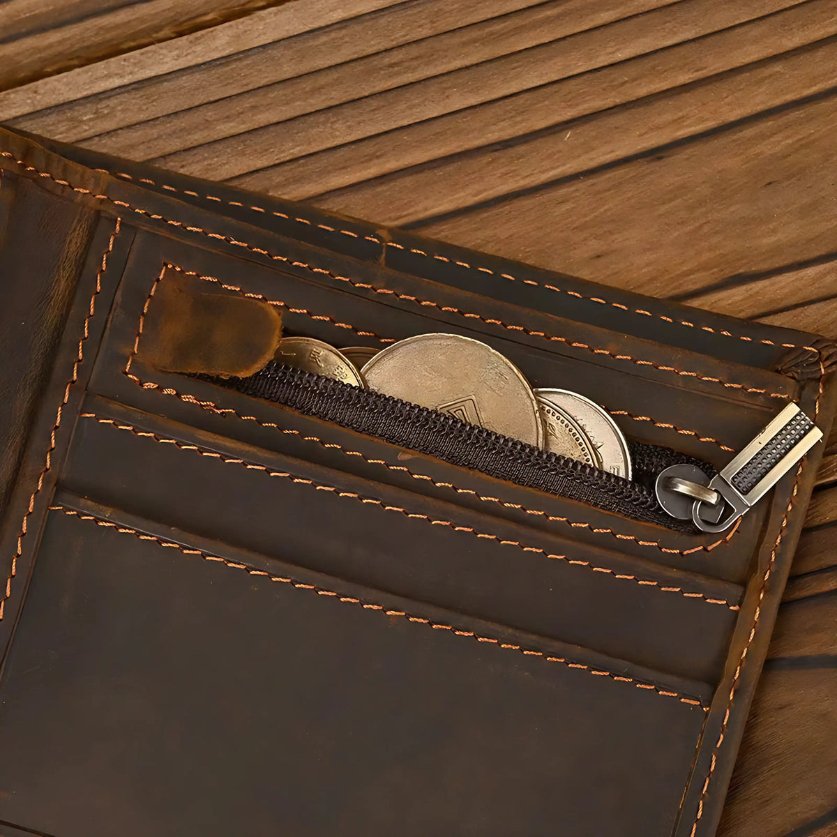 Carteira masculina de couro com moedas visíveis em bolso com zíper.
