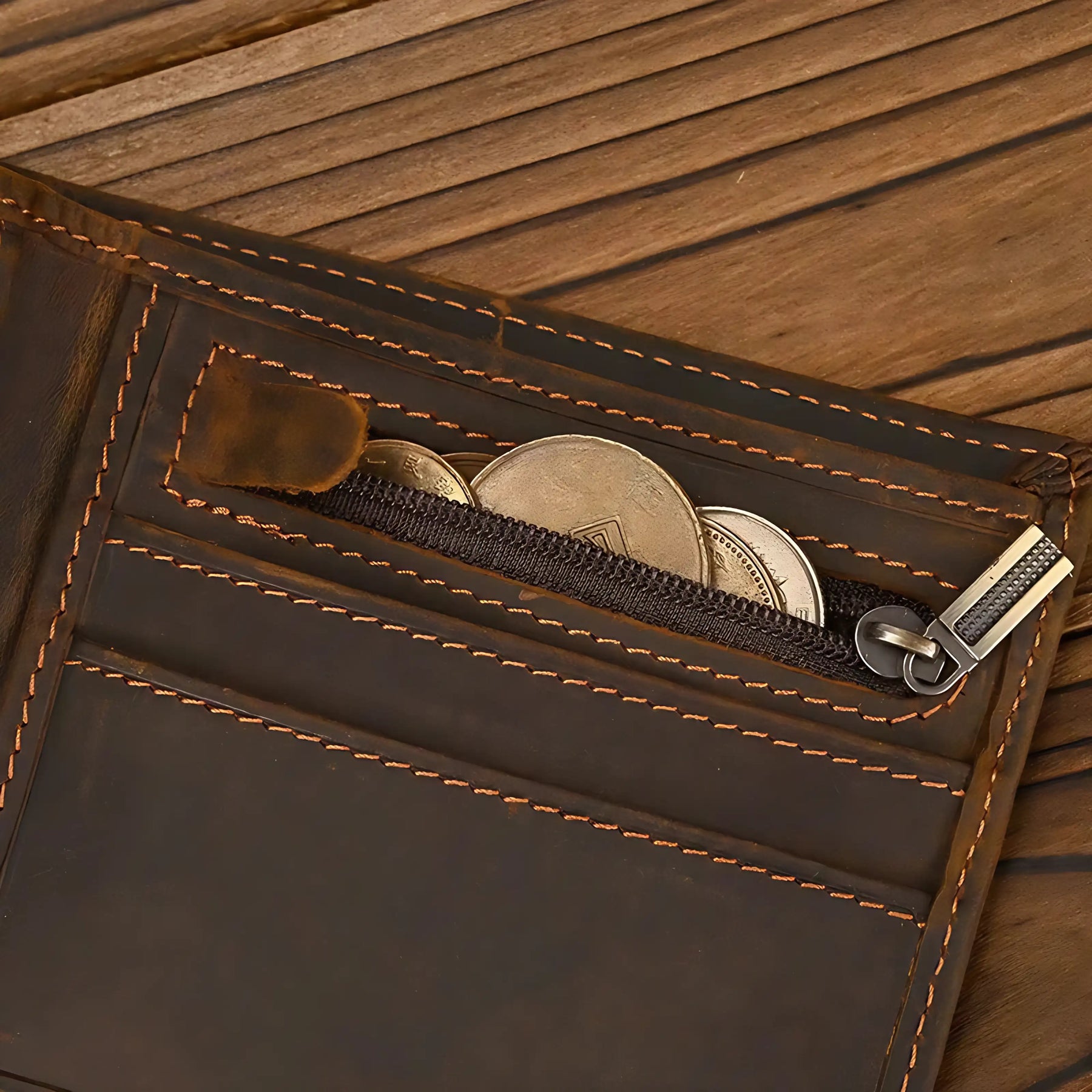 Carteira masculina de couro com moedas visíveis em bolso com zíper.