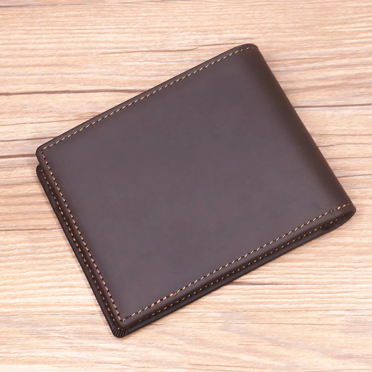 Carteira masculina de couro marrom com costura em detalhe, estilo elegante.