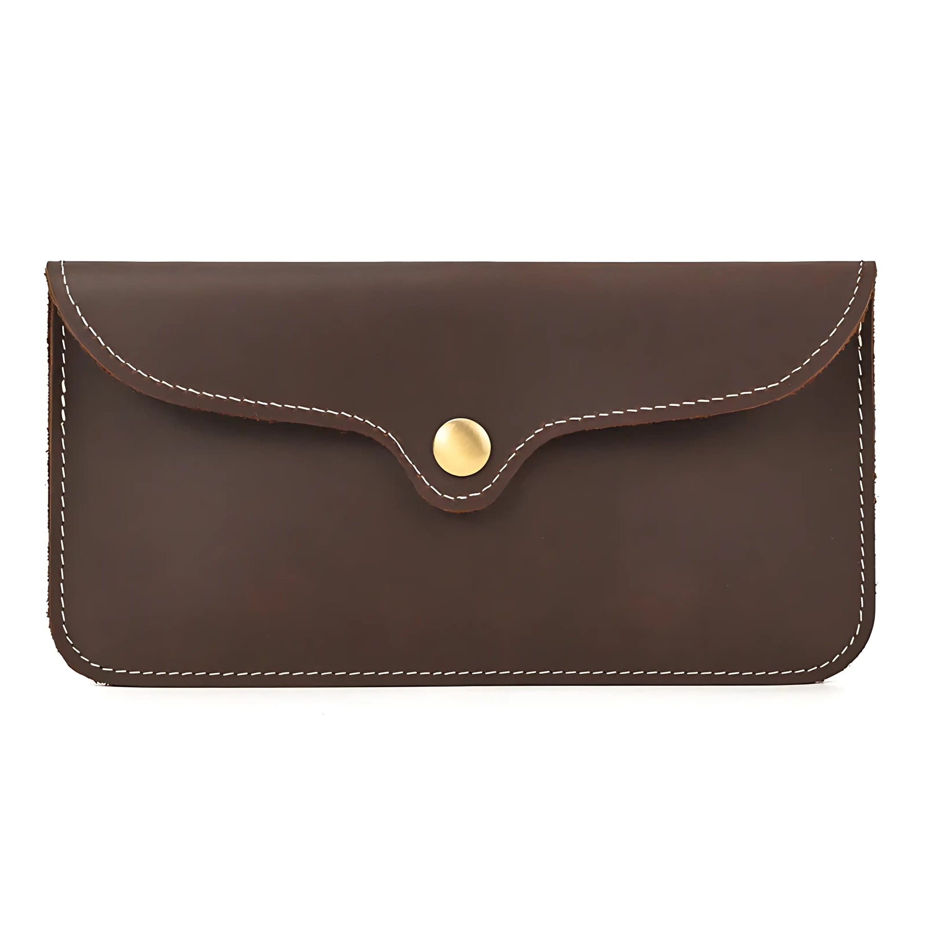 Clutch de couro marrom com detalhes em costura branca e botão dourado.