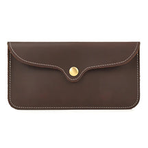 Clutch de couro marrom com detalhes em costura branca e botão dourado.
