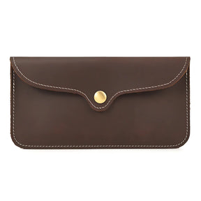 Clutch de couro marrom com detalhes em costura branca e botão dourado.