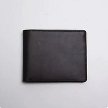 Carteira masculina de couro marrom, estilo clássico e elegante para uso diário.
