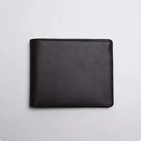 Carteira masculina de couro marrom, estilo clássico e elegante para uso diário.