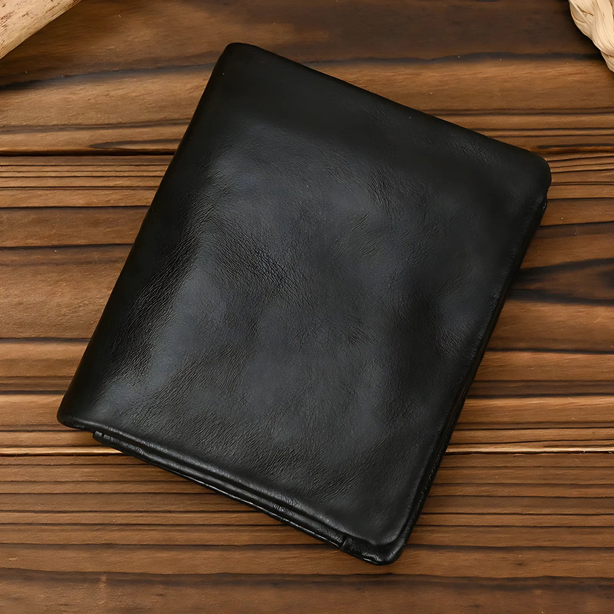 Carteira de couro preta elegante, ideal para uso diário e presentear.