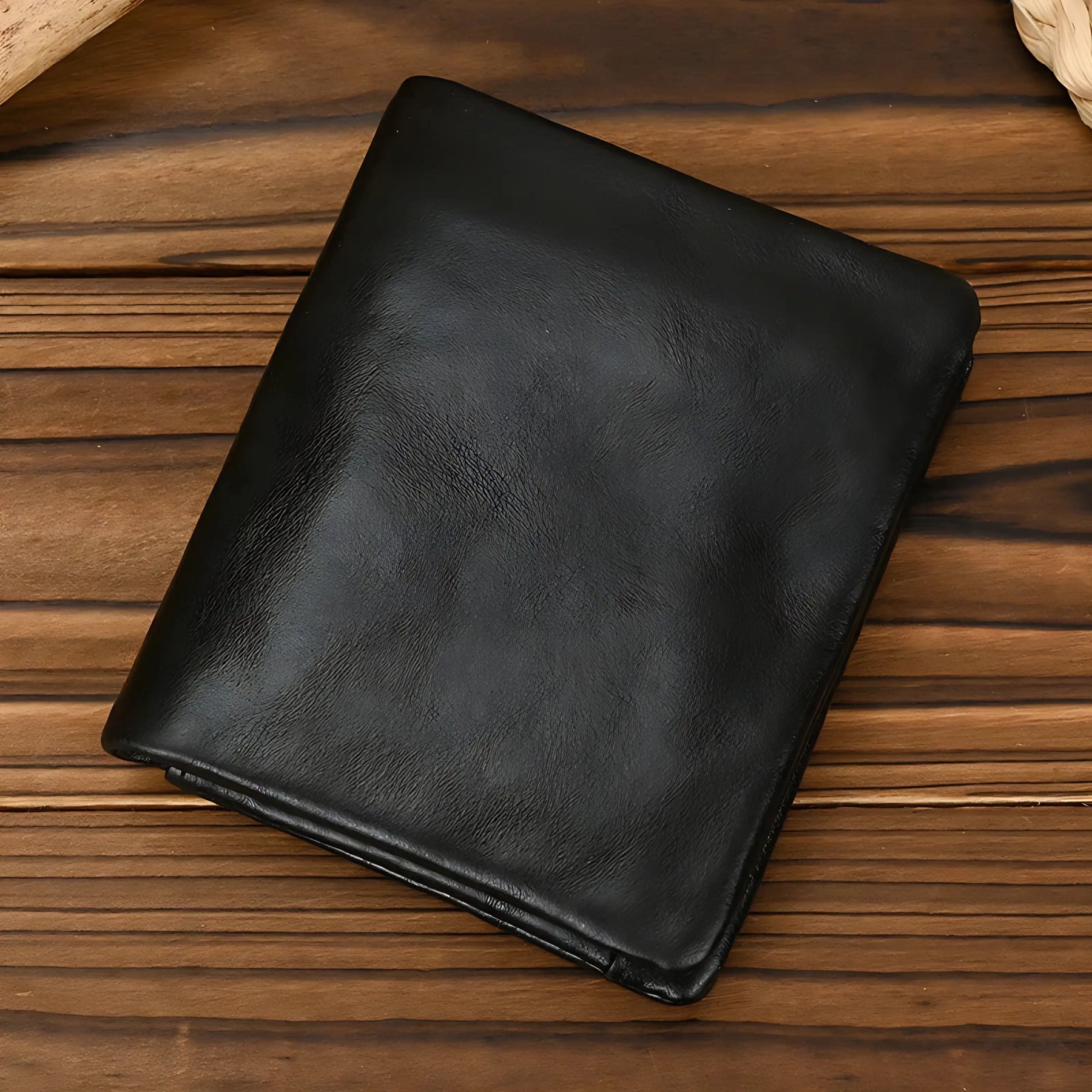 Carteira de couro preta elegante, ideal para uso diário e presentear.