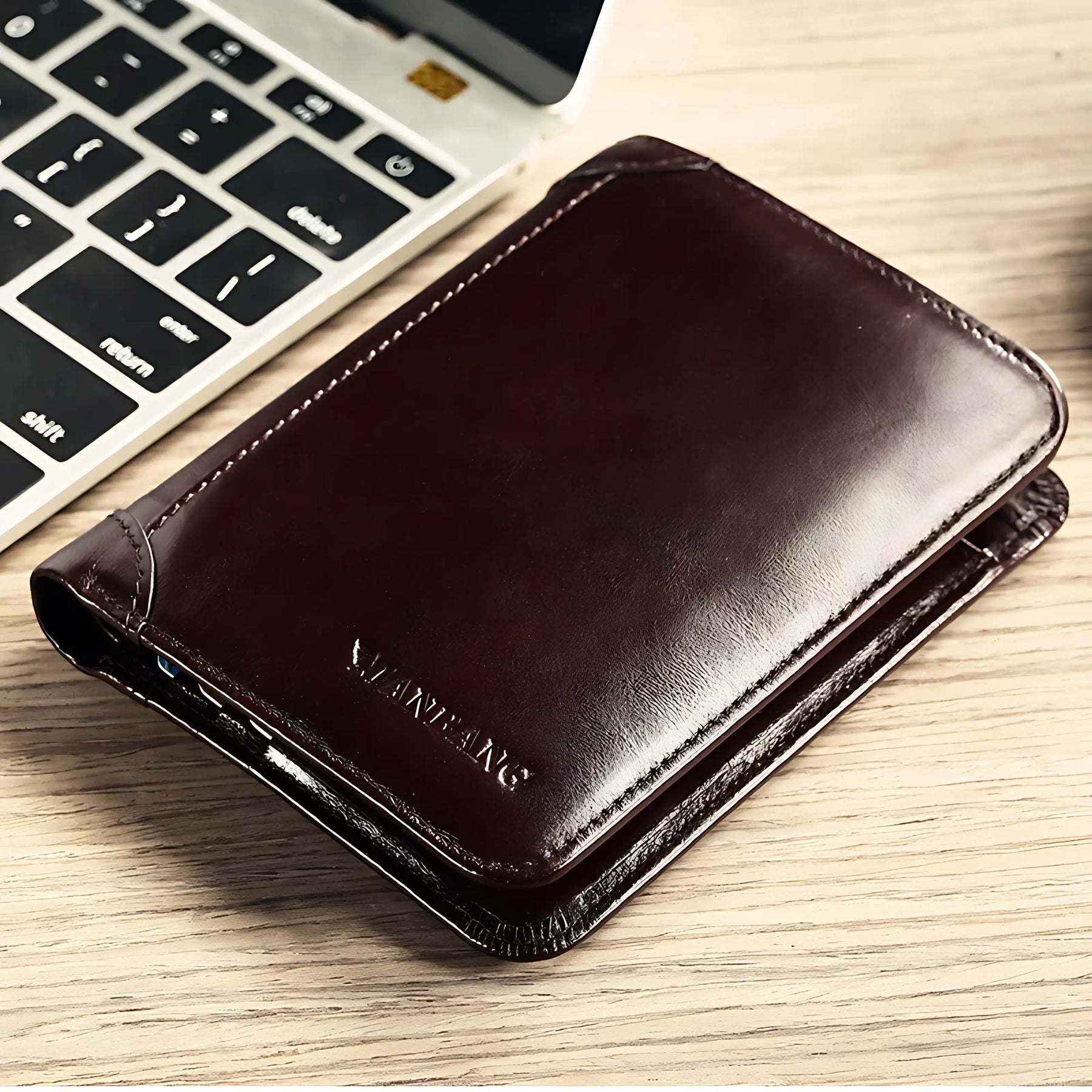 Carteira de couro marrom elegante, ideal para organização e estilo masculino.