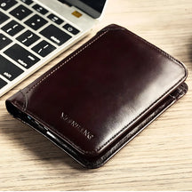Carteira de couro marrom elegante, ideal para organização e estilo masculino.