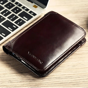 Carteira de couro marrom elegante, ideal para organização e estilo masculino.