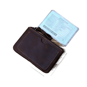 Carteira de couro marrom compacta com bolso para cartão e zíper.