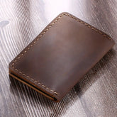 Carteira de couro marrom, design elegante e discreto, ideal para uso diário.