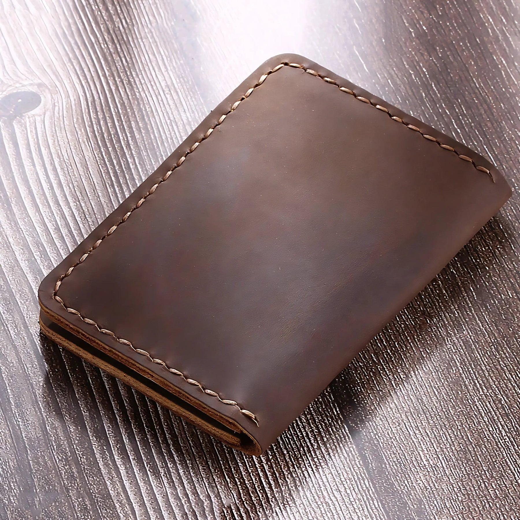 Carteira de couro marrom, design elegante e discreto, ideal para uso diário.