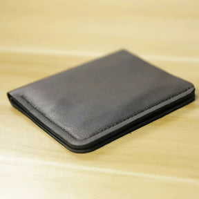 Carteira masculina em couro cinza, elegante e compacta para uso diário.
