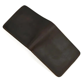 Carteira de couro marrom elegante e minimalista, ideal para uso diário.
