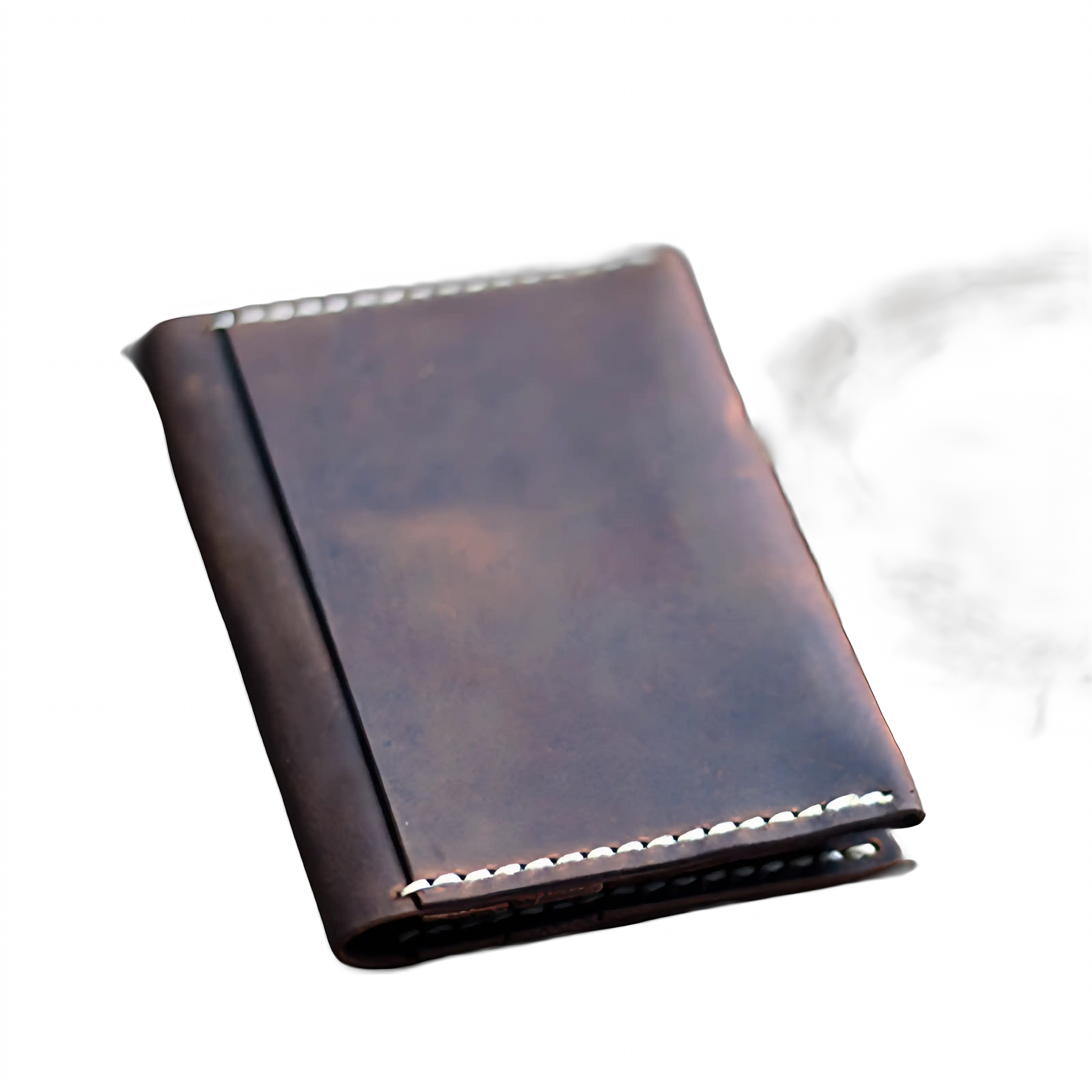 Capa de couro marrom estilo vintage, com costura artesanal e design elegante.