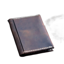 Capa de couro marrom estilo vintage, com costura artesanal e design elegante.