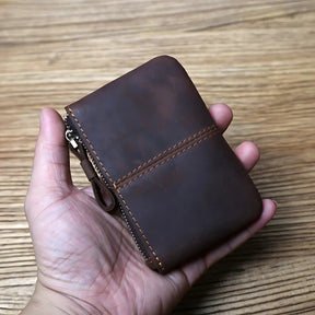 Carteira de couro marrom com costura em tom contraste, ideal para moda masculina.