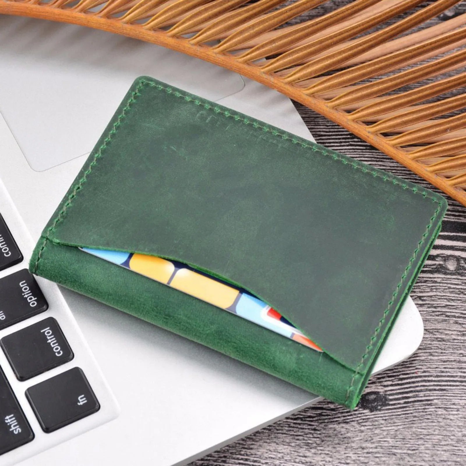 Carteira Masculina Bifold Slim em Couro Legítimo Minimalista para Cartões com Design Compacto e Elegante