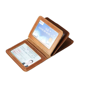 Carteira de couro com porta-cartões e espaço para documento de identidade.