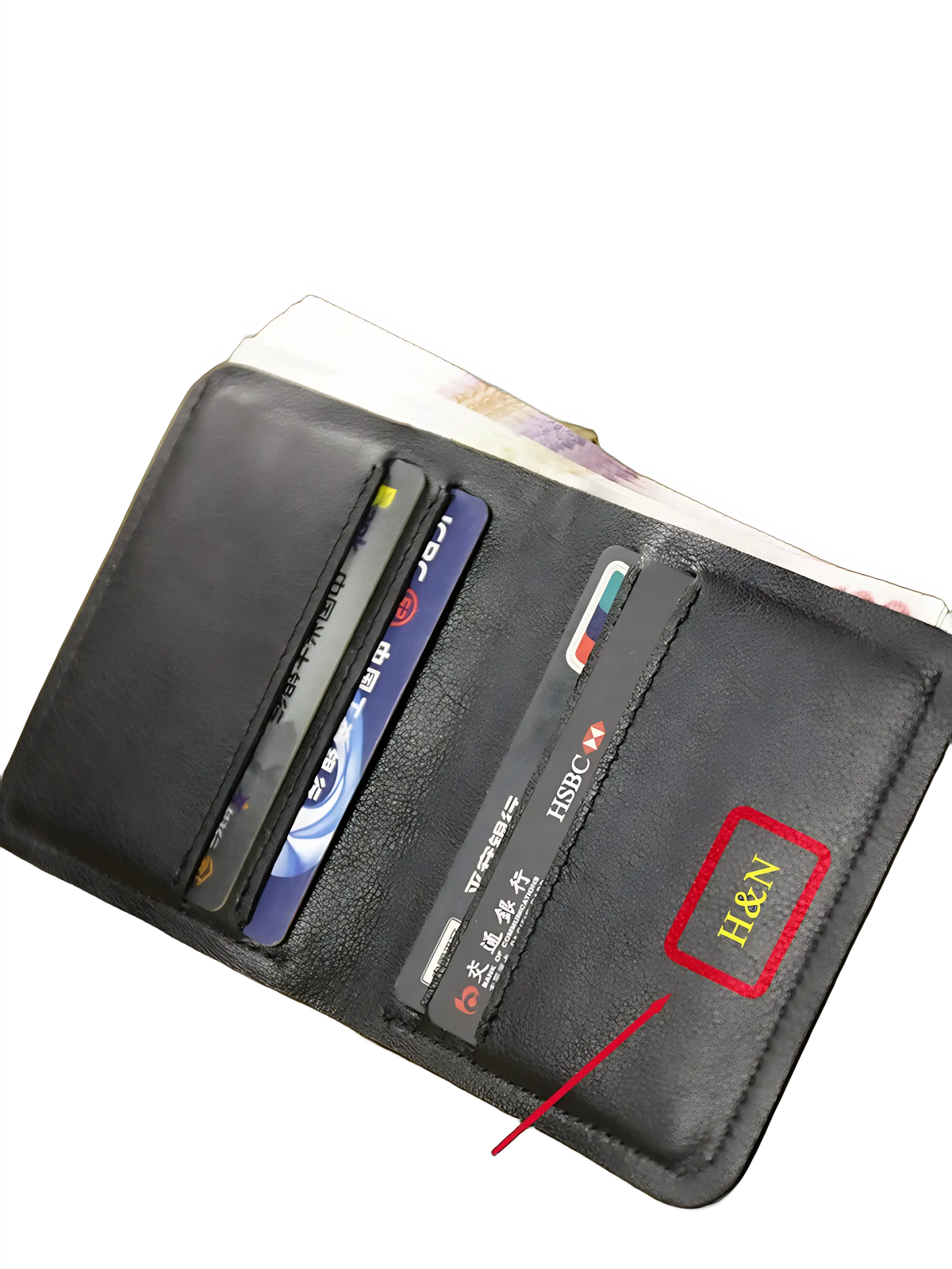 Carteira de couro preta com espaço para cartões e personalização de nome.