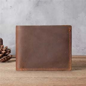 Carteira de couro marrom, design clássico, ideal para homens.