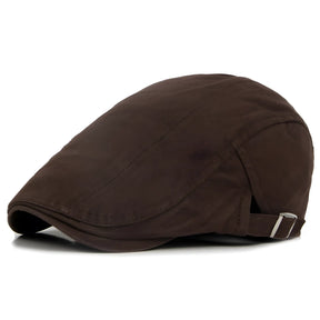 boina masculina italiana na cor café vista pela lateral, enquadrada em um fundo branco.