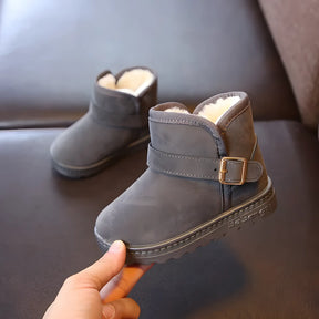 bota infantil forrada com fecho na cor cinza.