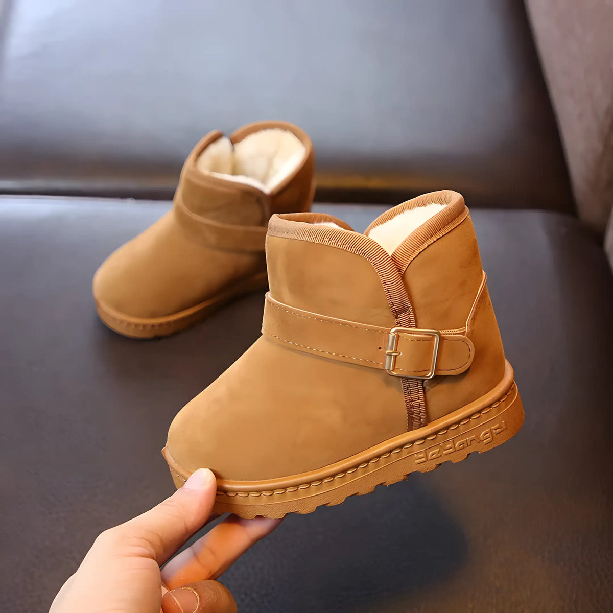 bota infantil forrada com fecho na cor marrom.