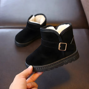 bota infantil forrada com fecho na cor preto.