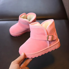 bota infantil forrada com fecho na cor rosa.