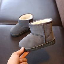 bota infantil forrada na cor cinza.