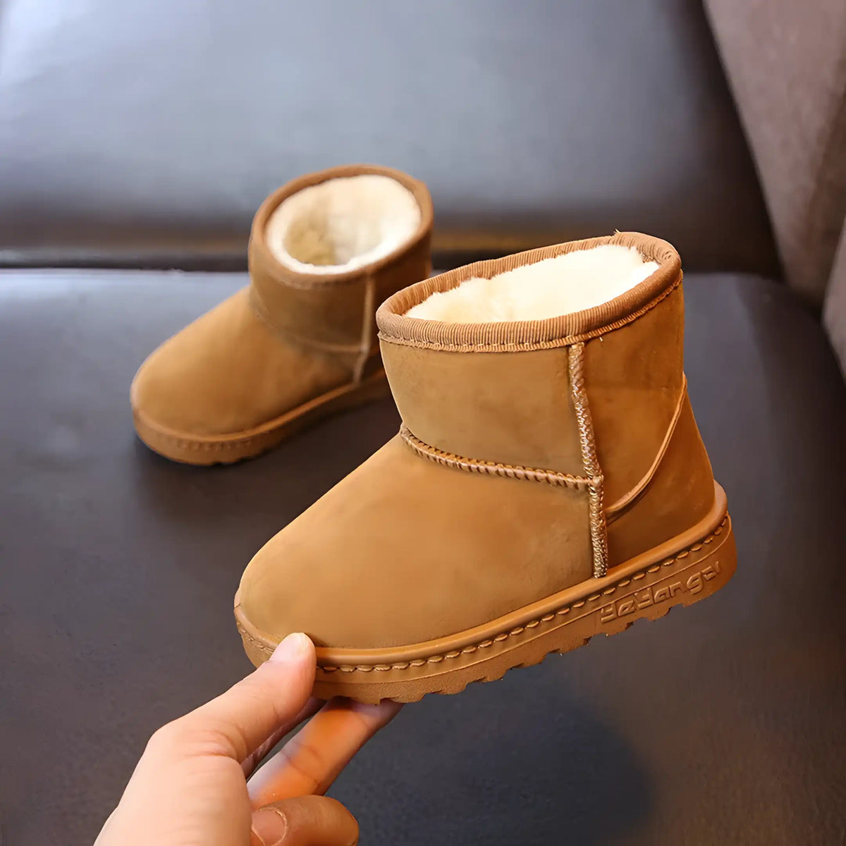 bota infantil forrada na cor marrom.