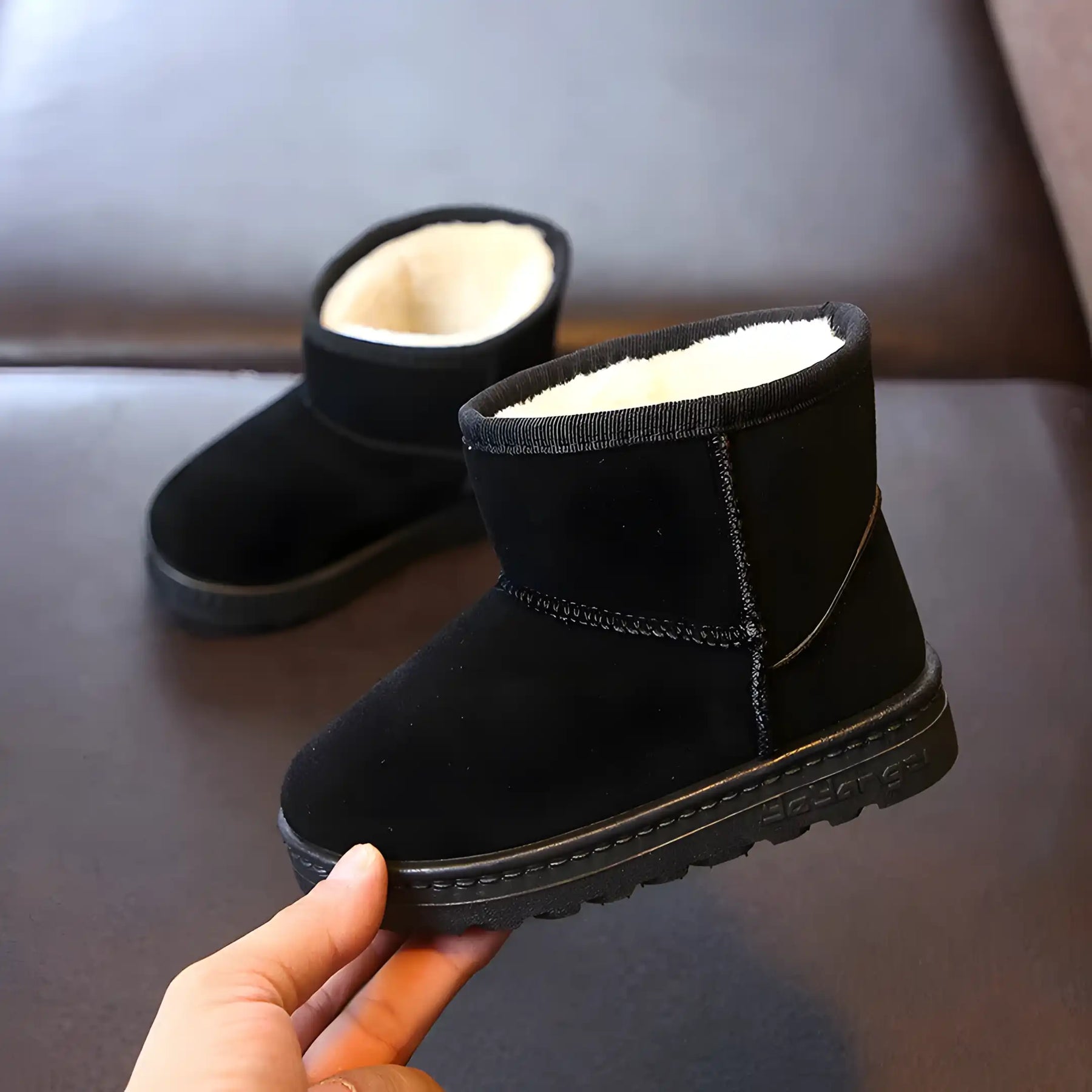 bota infantil forrada na cor preto.