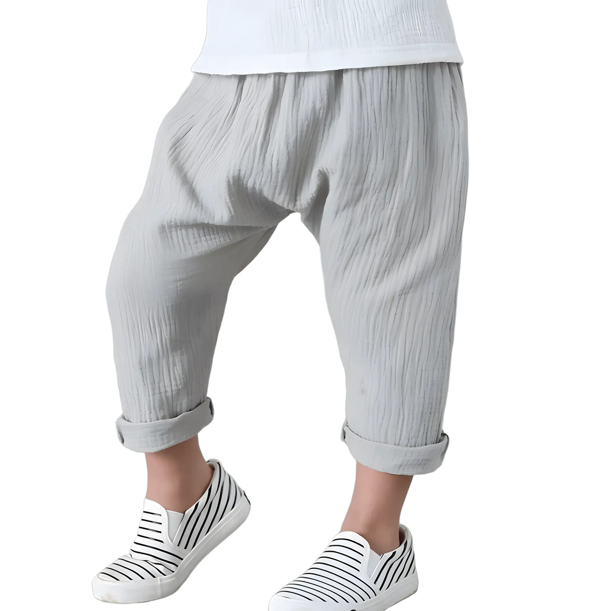 calça infantil masculina linho e algodão na cor cinza em um fundo transparente.