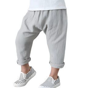 calça infantil masculina linho e algodão na cor cinza em um fundo transparente.