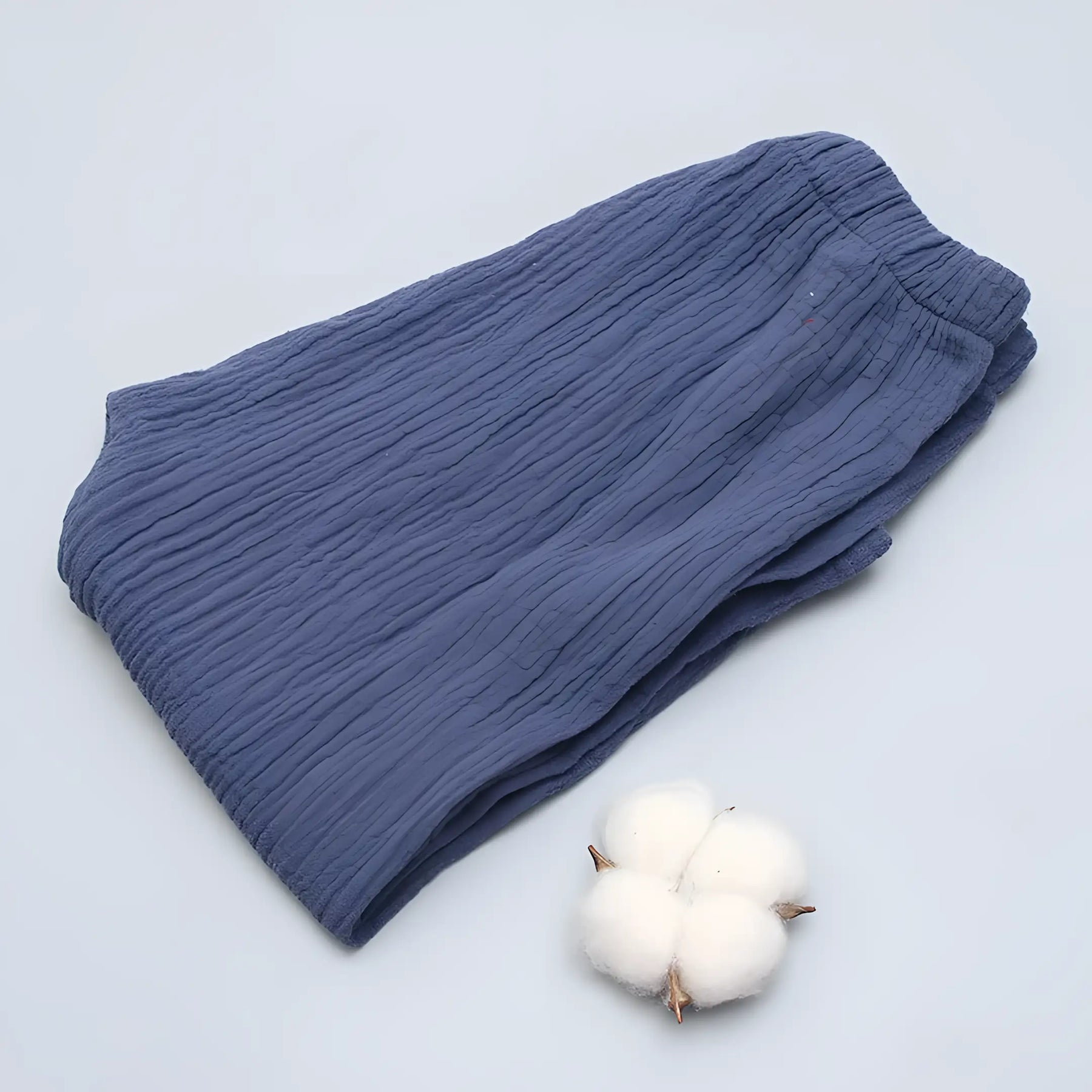 calça infantil masculina linho e algodão na cor azul marinho, dobrada ao meio.